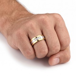 Anillo de alianza moderna y amplia para hombres en oro de dos tonos y plata iluminada con tres piedras en zirconia brillante 2