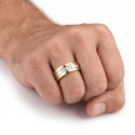 Alliance bicolore en titane et zircons portée par un homme à l'occasion d'un mariage ou de fiançailles pour un style élégant