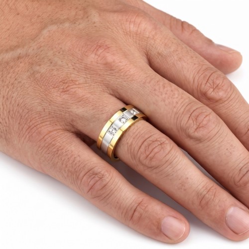Alliance bicolore en titane et zircons portée au doigt d'un homme pour un style élégant et moderne