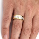 Alliance bicolore en titane argent et doré avec trois zircons portée au doigt d'un homme pour un style minimaliste et moderne