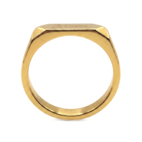 Detailansicht des Rings, der das ursprüngliche hexagonale Design und den Glanz des Goldfurniers durch Ionisierung zeigt