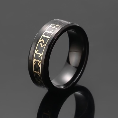 Détails sur l'intérieur de la bague viking illustrant l'option de gravure au laser personnalisée avec une date ou des initiales
