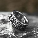 Gros plan sur la bague illustrant la précision de la sculpture des fleurs de lys et la brillance de l'acier inoxydable