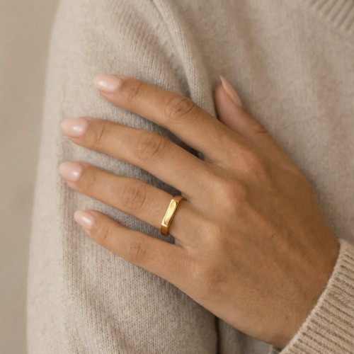 Caballero anillo rectangular de acero inoxidable conectado por una mujer para estilo urbano, minimalista y moderno