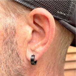 Paire de boucles d'oreilles créoles noires en acier inoxydable au design moderne et minimaliste 2