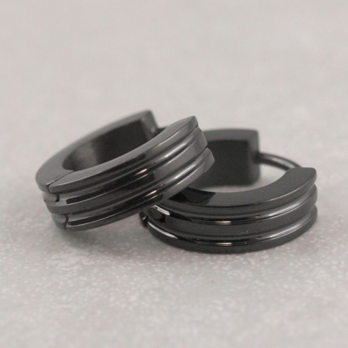 Vue détaillée des créoles modernes en acier noir et du fermoir articulé des boucles d'oreilles créoles noires.