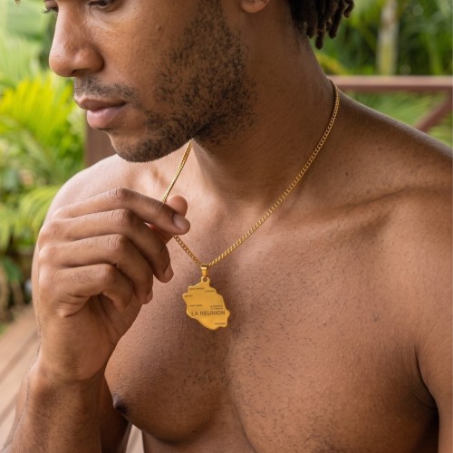 Collier pendentif Île de la Réunion en acier inoxydable doré avec sa chaîne cubaine de 60 cm, porté par un homme
