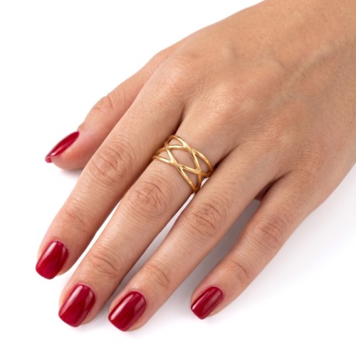 Feiner Ring und goldener Einstellbereich Elegant Finger, um die Hand der Frau hervorzuheben.