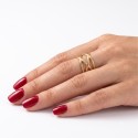 Der Rangliste ist feiner und einstellbarer Edelstahl goldener Edelstahl elegant mit dem Finger einer Frau.