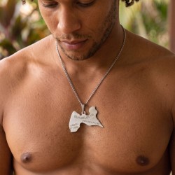 Silberfarbener Edelstahl-Anhänger, der die Guadeloupe-Karte mit seiner Kette darstellt. 2