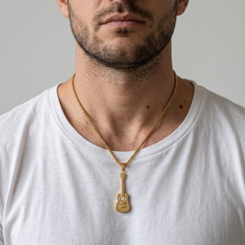 Collier guitare en acier doré porté au cou par un homme avec sa chaîne stylisée effet chenille.