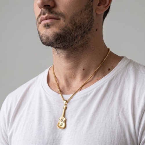 Démonstration du tombé élégant de la chaîne de 60 cm et du pendentif guitare gipsy pour homme au quotidien.