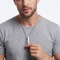 Hombre de cuello de acero inoxidable rectangular que se usa con elegancia y modernidad.