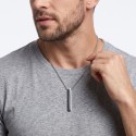 Collier pendentif homme barre verticale et rectangulaire en acier inoxydable porté par un homme avec élégance et modernité.