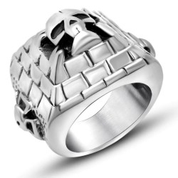 Chevalière homme en acier chirurgical 316L avec design tête de mort sur pyramide.