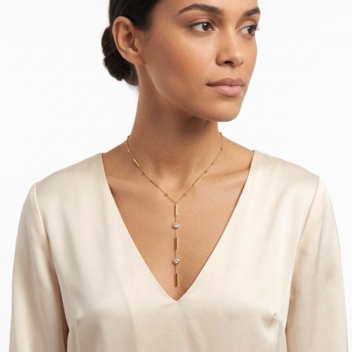 Collar de buceo collar en acero inoxidable de oro usado por una mujer, destacando elegantemente el escote.