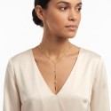 Necklace Diving Necklace in golden stainless steel worn by a woman, elegantly highlighting the neckline.