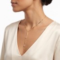 Demonstration of the finesse and elegance of the chain by golden on a female outfit.