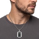 Placa negra colgante y circón de acero llevado al cuello junto a un hombre con su cadena con un efecto de oruga.