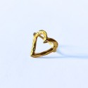 Ansicht des hervorragenden Finish dieses gehämmerten offenen Rings in Goldstahlherz, das sanft das Licht hängt.