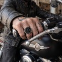 Punire l'anello anti-stress portato alle dita da un uomo, ideale per canalizzare l'energia nervosa ogni giorno.