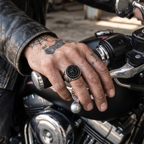 Demonstration of the rebellious volume and pace of the gear knob on a male hand.