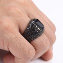 Demostración del contraste entre el cabujón suave y el trenzado del anillo negro sobre una mano masculina a diario.