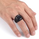 Anillo de punto negro texturizado con cabujón dedos por un hombre, afirmando un estilo moderno y minimalista.