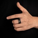 Demonstration des Drehmechanismus der Anti-Stress-Kernkette auf dem schwarzen Stahl-maskulinem Ring.