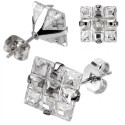 Viste diverse di questi orecchini in acciaio inossidabile con diamante bianco diviso in nove bicchieri colorati quadrati