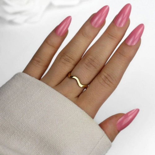 Friendship ring with a walled steel in the finger by a woman, highlighting his finesse and elegance.