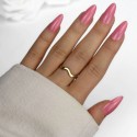 Anello di amicizia con un acciaio murato nel dito da una donna, evidenziando la sua finezza ed eleganza.