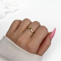 Anillo de amistad en acero de oro en forma corrugado usado en el dedo por una mujer, destacando su delicadeza y elegancia.