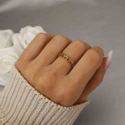 Bague éternité pour femme en acier inoxydable doré composée d'un motif continu de feuilles végétales ajourées. 2