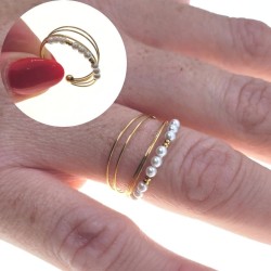 Offener Ring für Frau in Gold Edelstahl, bestehend aus mehreren feinen Ringen und weißen Perlen.