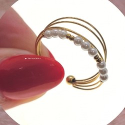 Offener Ring für Frau in Gold Edelstahl, bestehend aus mehreren feinen Ringen und weißen Perlen. 2