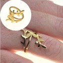 Bague feuille de laurier en acier doré portée au doigt par une femme, soulignant son design poétique et naturel.