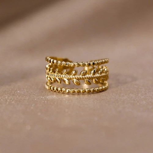 Vista detallada del anillo de acero de oro abierto que muestra la abertura trasera para el ajuste personalizado.