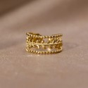 Vista detallada del anillo de acero de oro abierto que muestra la abertura trasera para el ajuste personalizado.