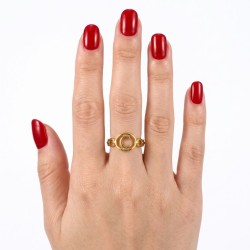 Bague ajustable pour femme en acier inoxydable doré avec maille cubaine ajourée et initiale lettre C au centre. 2