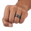 Anillo de la alianza de carburo de tungsteno negro con acabado cepillado y ranuras alternas, impulsadas por un hombre.