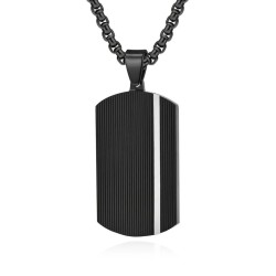 Pendentif homme minimaliste noir avec rainures mettant en valeur le contraste de la bande en acier brillant.