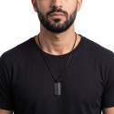 Pendentif pour homme en acier inoxydable noir, mettant en valeur le contraste de la bande en acier brillant.