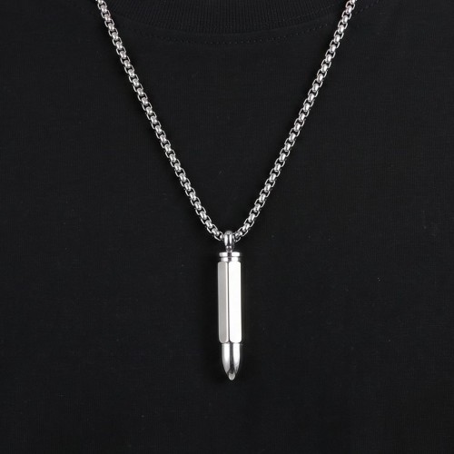Necklace pendant ball revolver worn by a man, highlighting his raw and casual style.