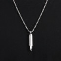 Collier pendentif balle de revolver porté par un homme, soulignant son style brut et décontracté.