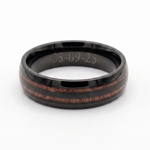 Ver el anillo negro con líneas de madera doble para hombre con su acabado perfectamente suave, ideal para grabado personalizado