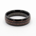 Guarda l'anello nero con doppie linee di legno per uomo con la sua finitura perfettamente liscia, ideale per incisione personali