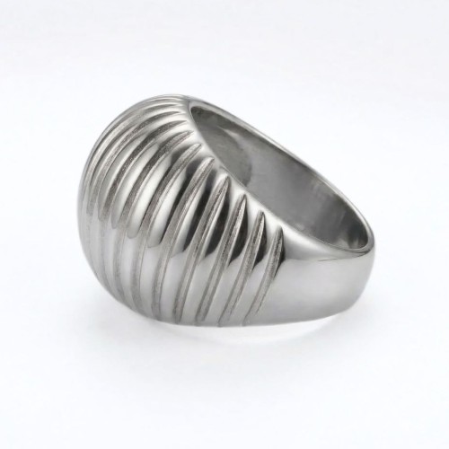 Dettagli di questo grande anello largo originale per donna in acciaio inox con seashell a cupola a forma di modello scultoreo