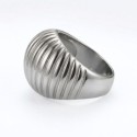 Dettagli di questo grande anello largo originale per donna in acciaio inox con seashell a cupola a forma di modello scultoreo