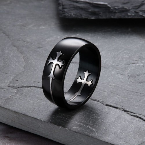 Détails de cette bague anti-stress pour homme en acier noir avec croix médiévale argentée amovible sur fond texturé.